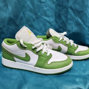 Green and White Jordan Air Jordan I Low SEBoys' Grade School Size 7 Sneakers